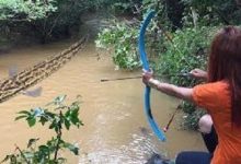 了不起的女孩用PVC管做弓箭在暹粒河射鱼-孙健个人博客
